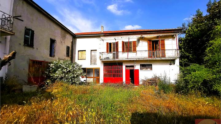 CASALE CON TERRENO DA RISTRUTTURARE IN VENDITA