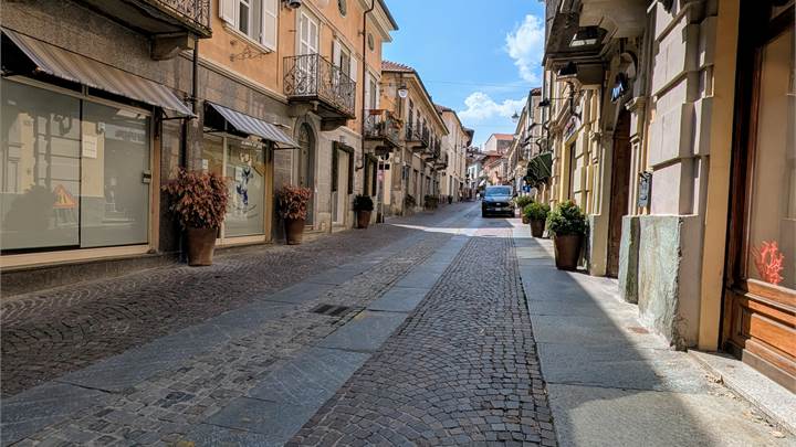 Negozio in affitto Via Piol