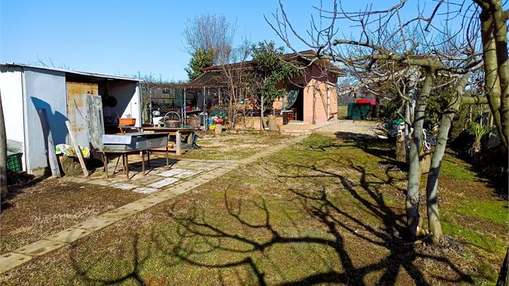 PROPRIETÀ COLLINARE DI 1.400 MQ CON STRUTTURA ATTREZZATA E POZZO